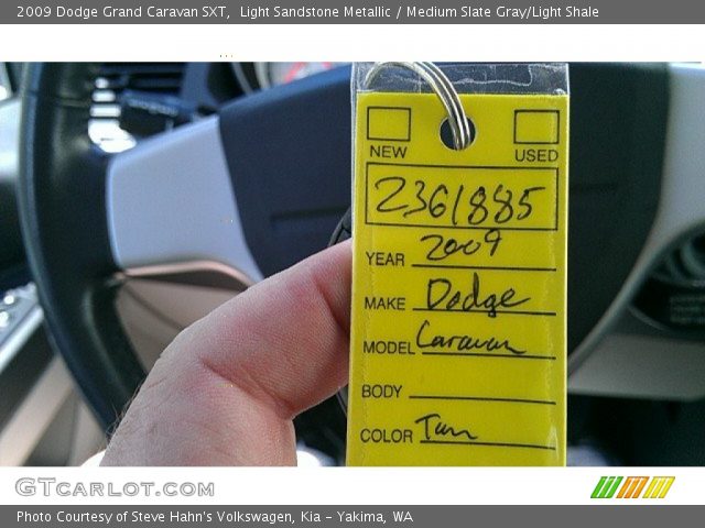 2009 Dodge Grand Caravan SXT in Light Sandstone Metallic