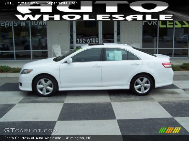 2011 Toyota Camry SE in Super White