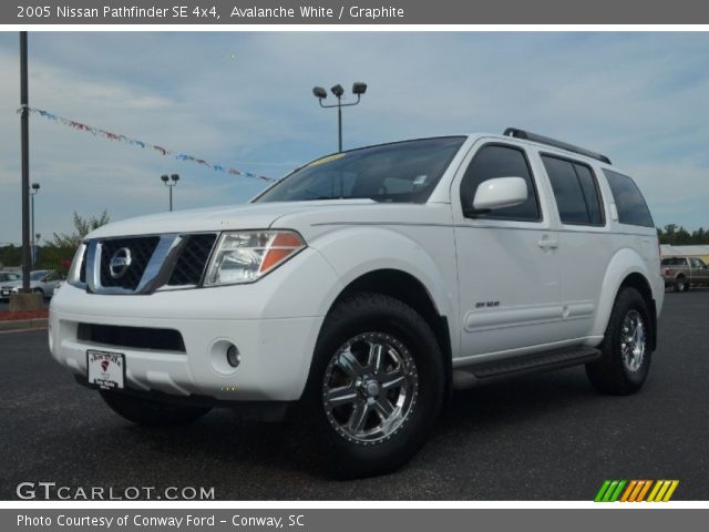 2005 Nissan Pathfinder SE 4x4 in Avalanche White