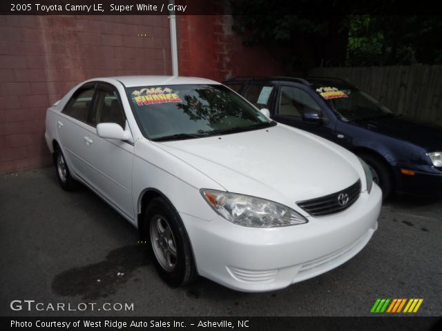 2005 Toyota Camry LE in Super White