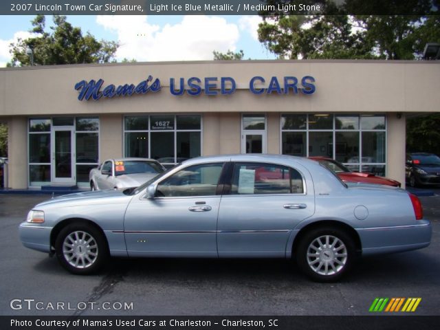 2007 Lincoln Town Car Signature in Light Ice Blue Metallic