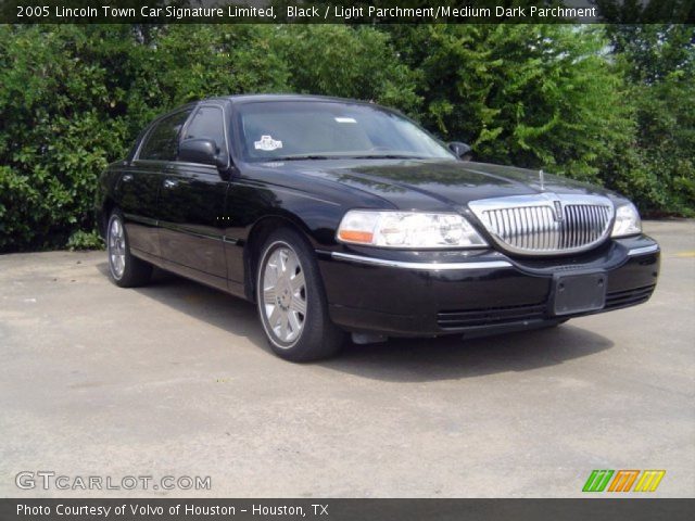 2005 Lincoln Town Car Signature Limited in Black