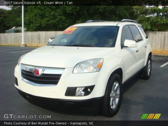 2007 Saturn Outlook XR in Cream White