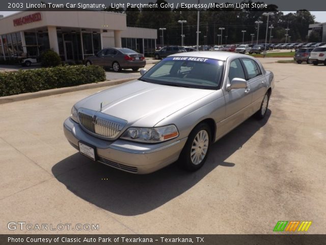 2003 Lincoln Town Car Signature in Light Parchment Gold