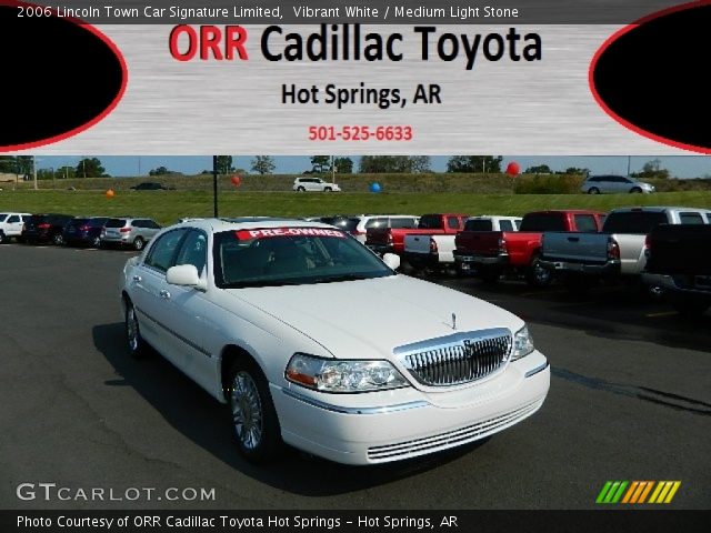2006 Lincoln Town Car Signature Limited in Vibrant White
