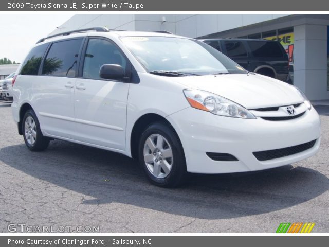 2009 Toyota Sienna LE in Super White