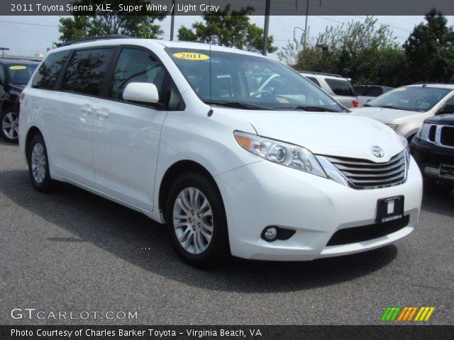 2011 Toyota Sienna XLE in Super White