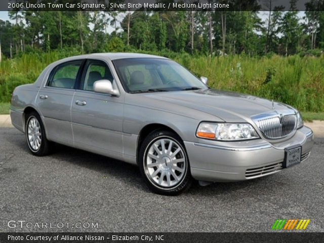 2006 Lincoln Town Car Signature in Silver Birch Metallic