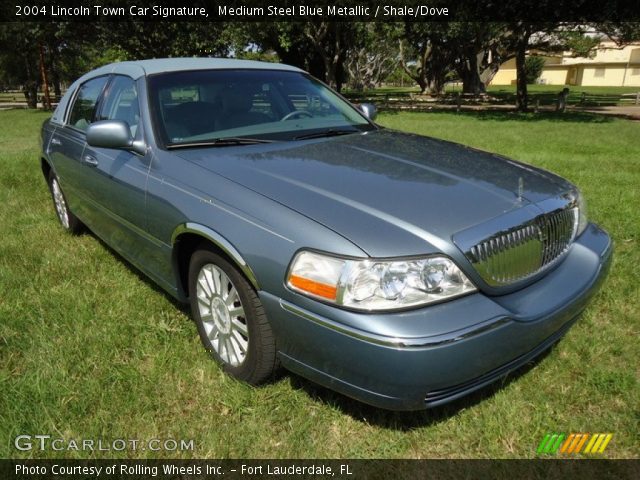 2004 Lincoln Town Car Signature in Medium Steel Blue Metallic