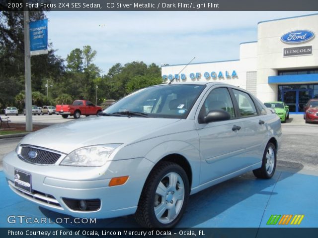 2005 Ford Focus ZX4 SES Sedan in CD Silver Metallic