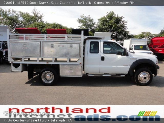 2006 Ford F550 Super Duty XL SuperCab 4x4 Utility Truck in Oxford White