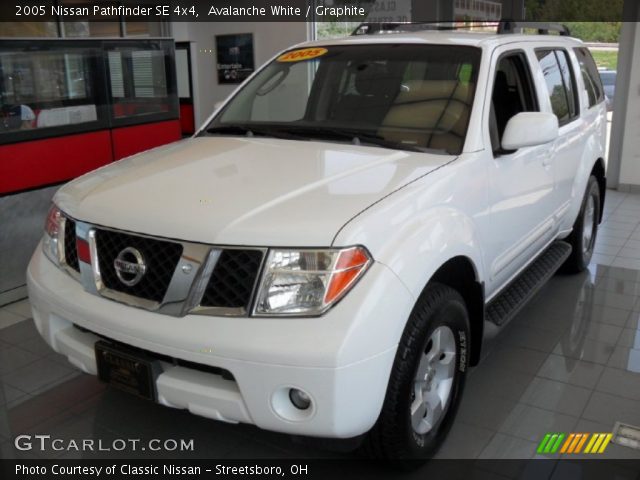 2005 Nissan Pathfinder SE 4x4 in Avalanche White
