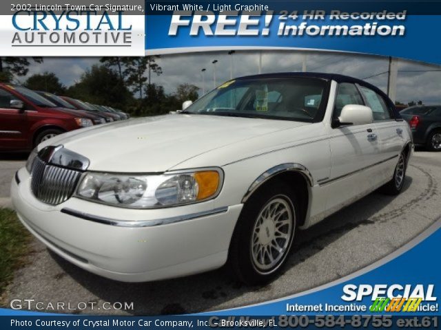 2002 Lincoln Town Car Signature in Vibrant White
