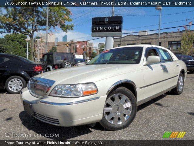 2005 Lincoln Town Car Signature Limited in Cashmere Tri-Coat