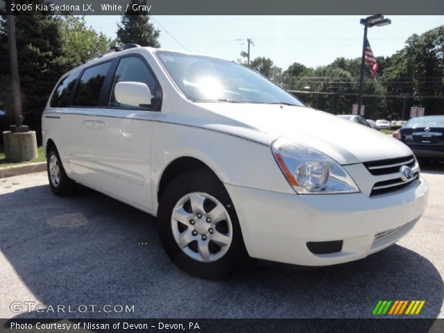 2006 Kia Sedona LX in White