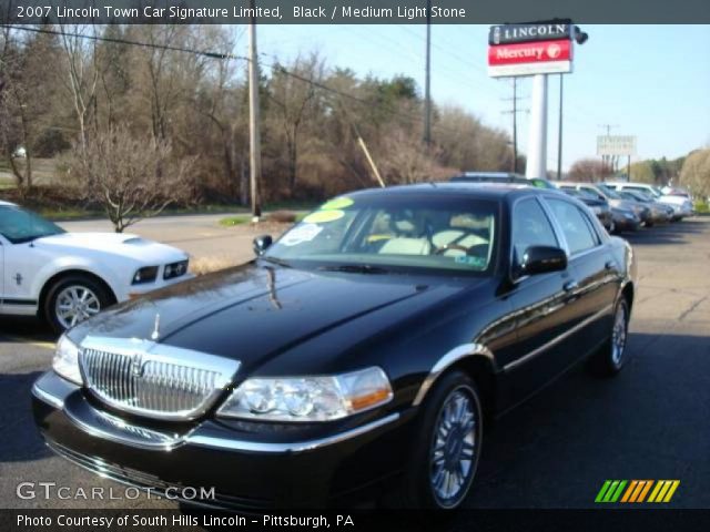 2007 Lincoln Town Car Signature Limited in Black