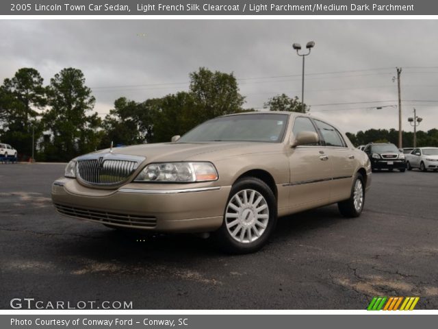 2005 Lincoln Town Car Sedan in Light French Silk Clearcoat