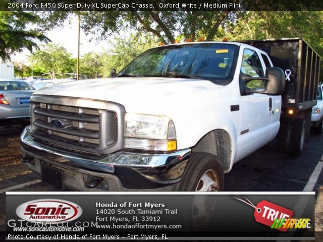 2004 Ford F450 Super Duty XL SuperCab Chassis in Oxford White