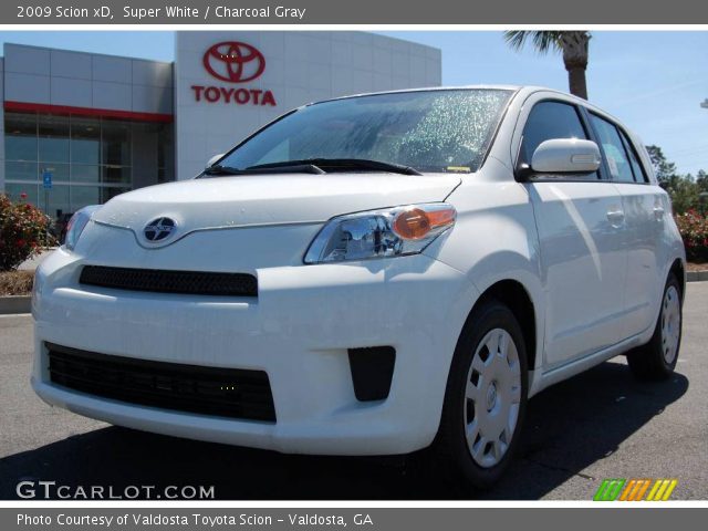 2009 Scion xD  in Super White