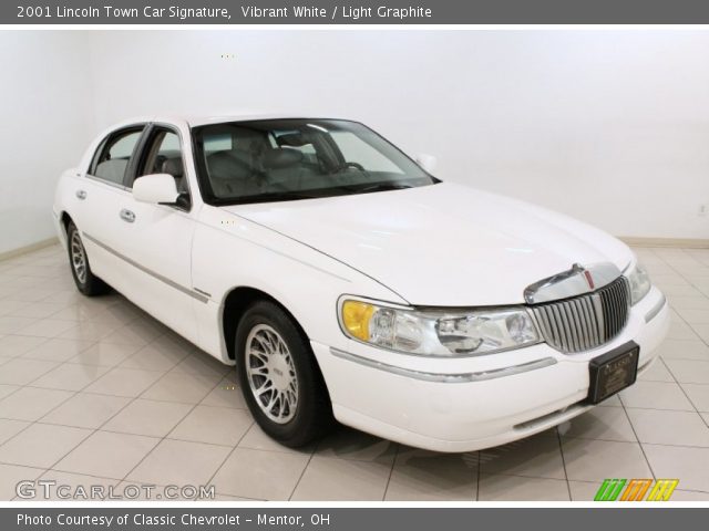 2001 Lincoln Town Car Signature in Vibrant White