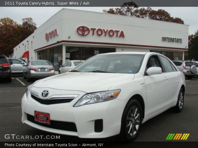 2011 Toyota Camry Hybrid in Super White