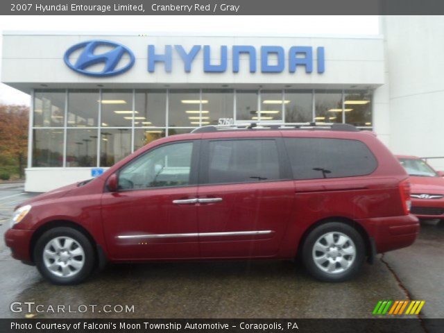 2007 Hyundai Entourage Limited in Cranberry Red
