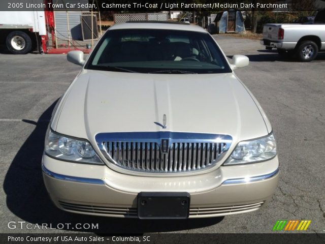 2005 Lincoln Town Car Sedan in Cashmere Tri-Coat