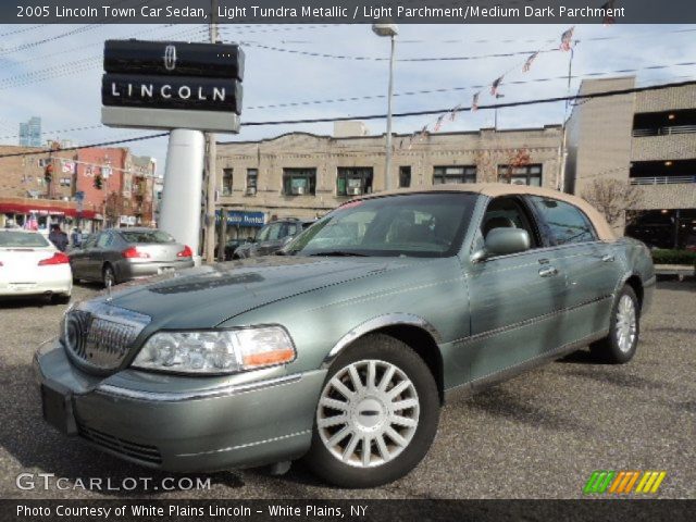 2005 Lincoln Town Car Sedan in Light Tundra Metallic