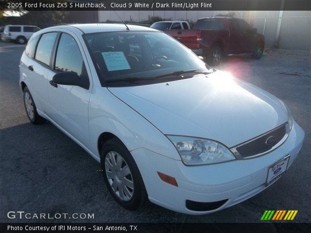 2005 Ford Focus ZX5 S Hatchback in Cloud 9 White
