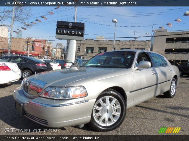 2009 Lincoln Town Car Signature L in Silver Birch Metallic