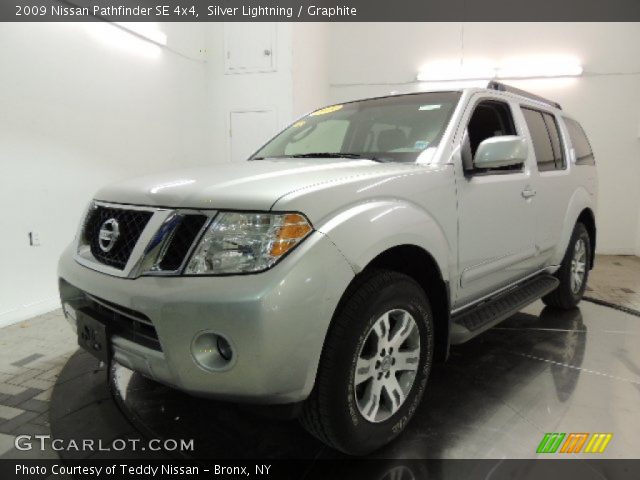 2009 Nissan Pathfinder SE 4x4 in Silver Lightning