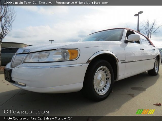 1999 Lincoln Town Car Executive in Performance White