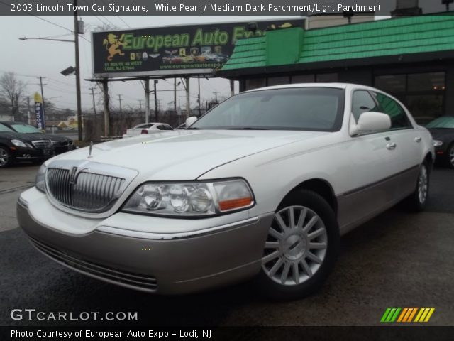 2003 Lincoln Town Car Signature in White Pearl