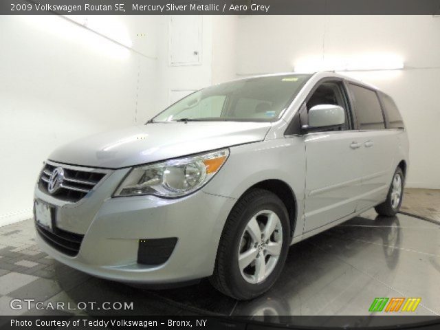 2009 Volkswagen Routan SE in Mercury Sliver Metallic
