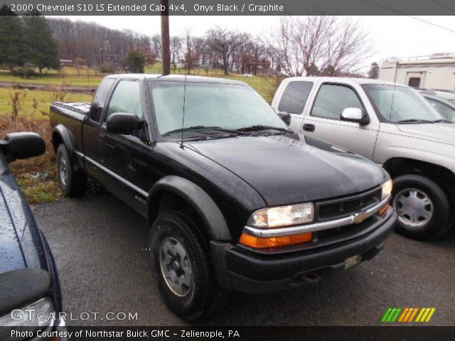2000 Chevrolet S10 LS Extended Cab 4x4 in Onyx Black