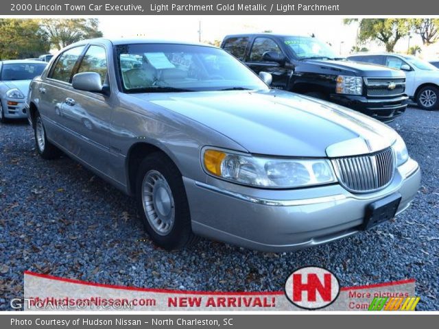 2000 Lincoln Town Car Executive in Light Parchment Gold Metallic