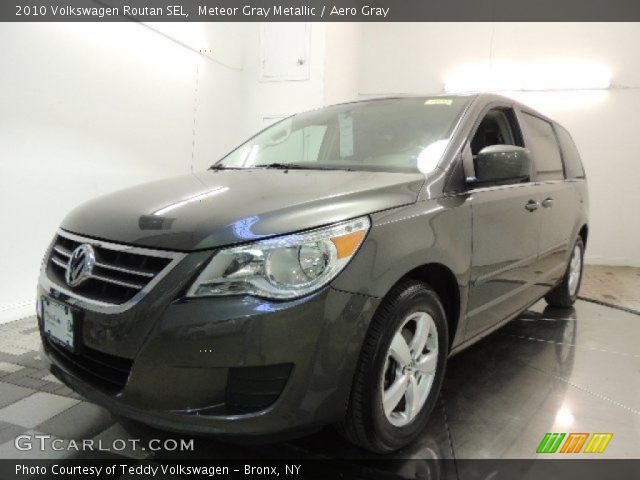 2010 Volkswagen Routan SEL in Meteor Gray Metallic