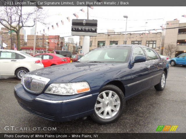 2011 Lincoln Town Car Signature Limited in Dark Blue Pearl Metallic