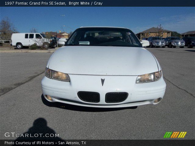 1997 Pontiac Grand Prix SE Sedan in Bright White