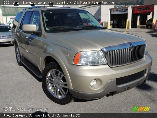 2004 Lincoln Navigator Luxury 4x4 in Light French Silk Metallic