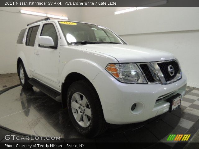 2011 Nissan Pathfinder SV 4x4 in Avalanche White
