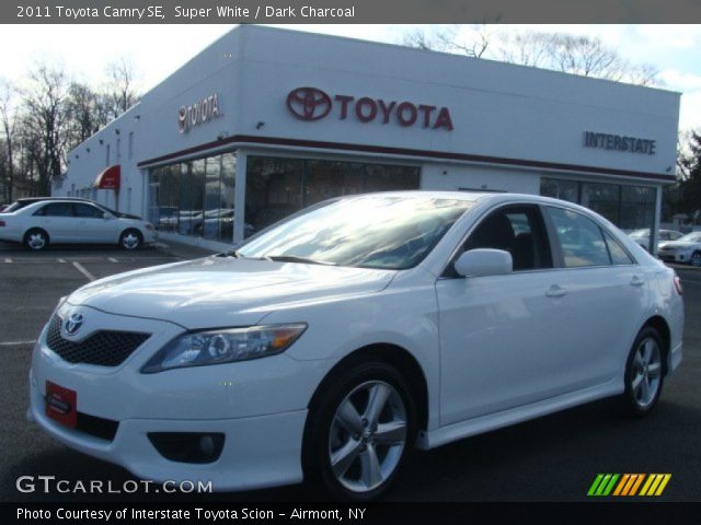 2011 Toyota Camry SE in Super White