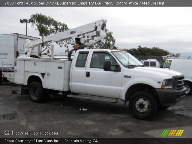 2003 Ford F450 Super Duty XL Supercab Chassis Stake Truck in Oxford White