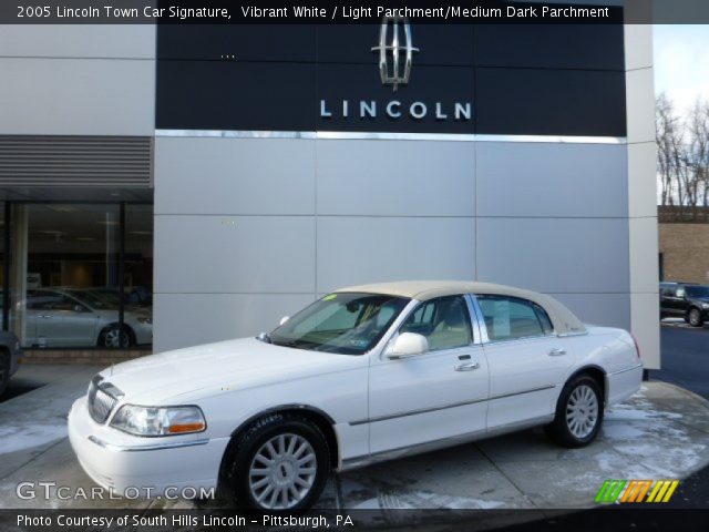 2005 Lincoln Town Car Signature in Vibrant White