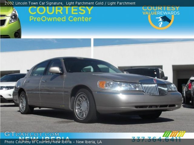 2002 Lincoln Town Car Signature in Light Parchment Gold