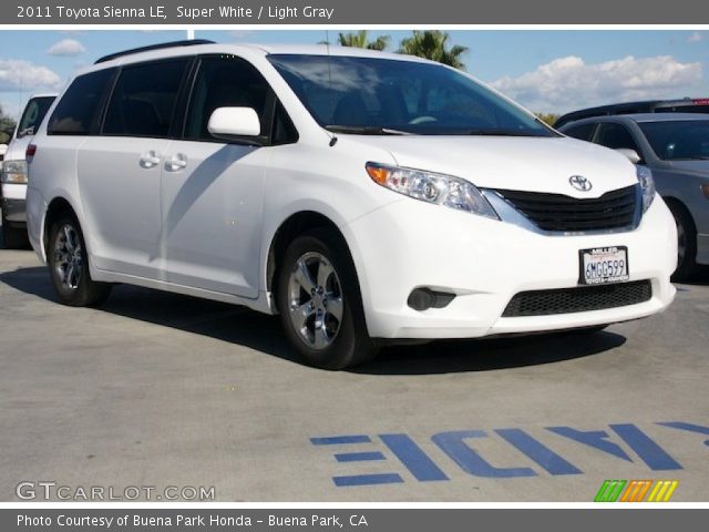 2011 Toyota Sienna LE in Super White