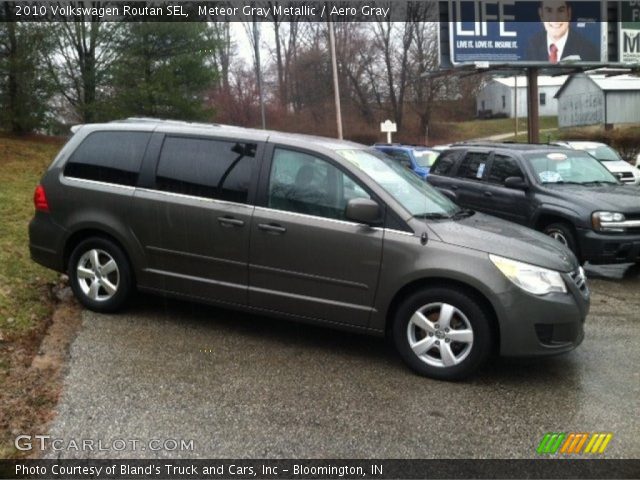 2010 Volkswagen Routan SEL in Meteor Gray Metallic