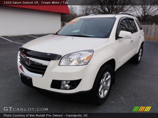 2009 Saturn Outlook XR in Cream White