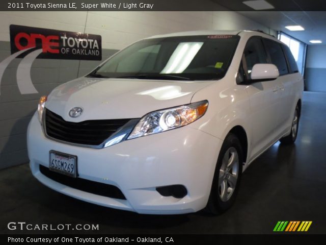 2011 Toyota Sienna LE in Super White