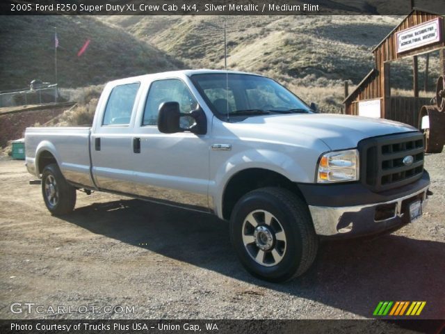 2005 Ford F250 Super Duty XL Crew Cab 4x4 in Silver Metallic